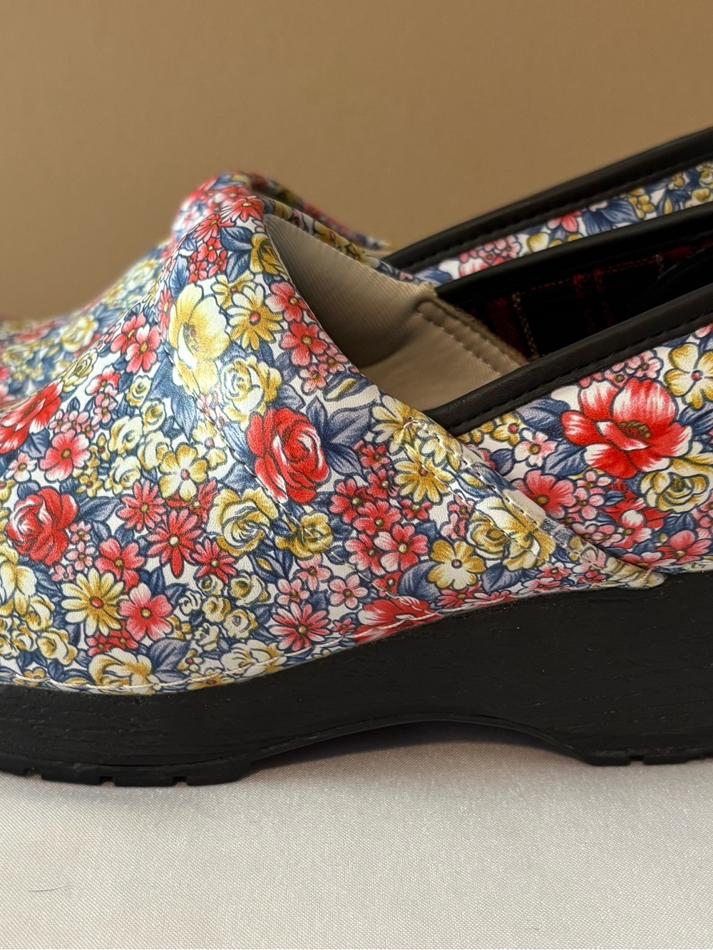 Skechers Work Slip Resistant Floral Clog Mules in Red, Yellow & Blue 9 EUC